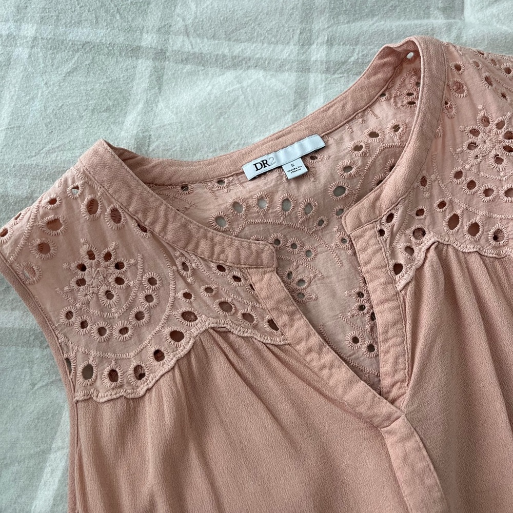 DR2 sleeveless top size small